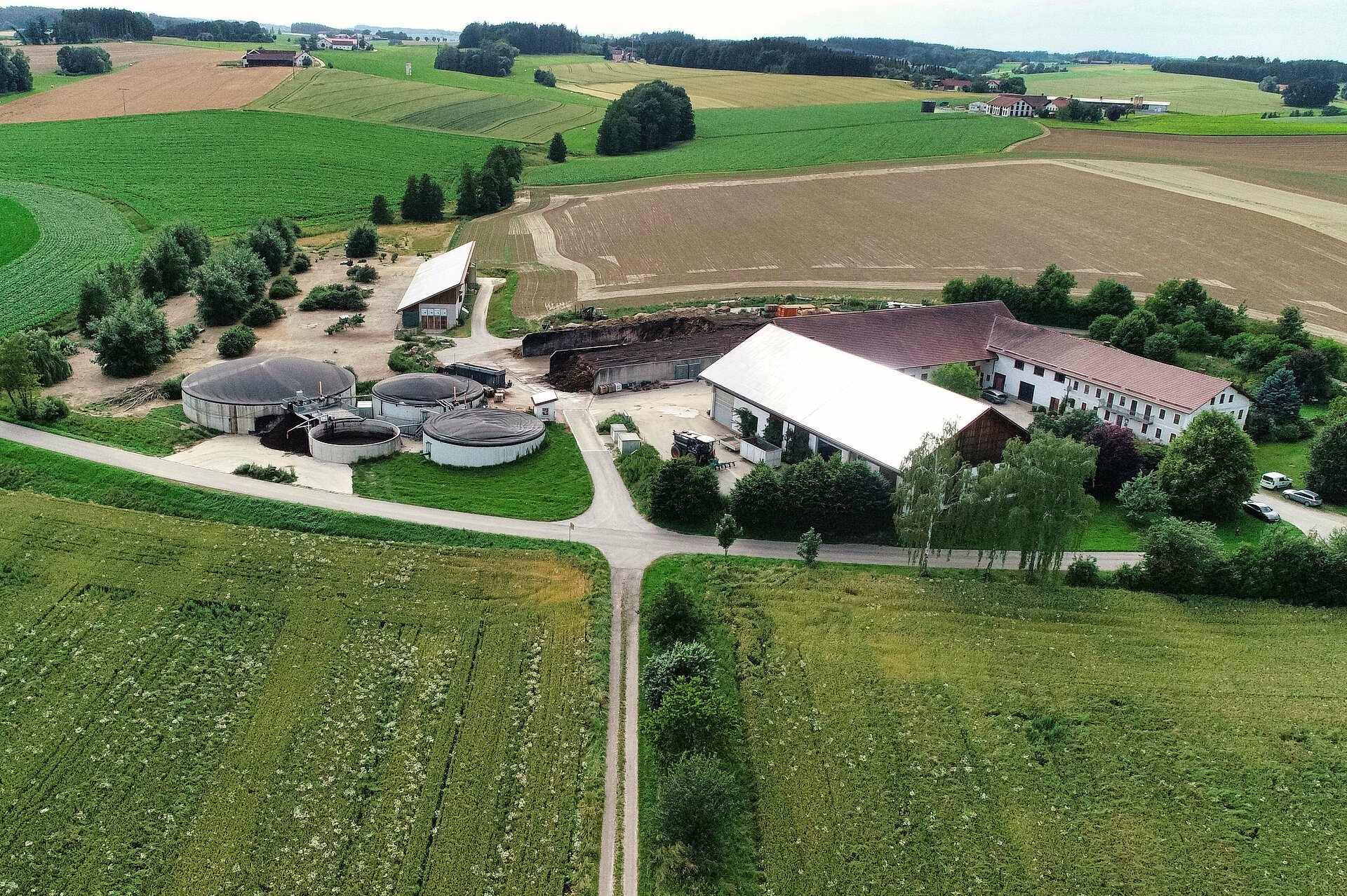 Drohnenaufnahme eines Landwirtschaftsbetrieb mit Biogasanlage.