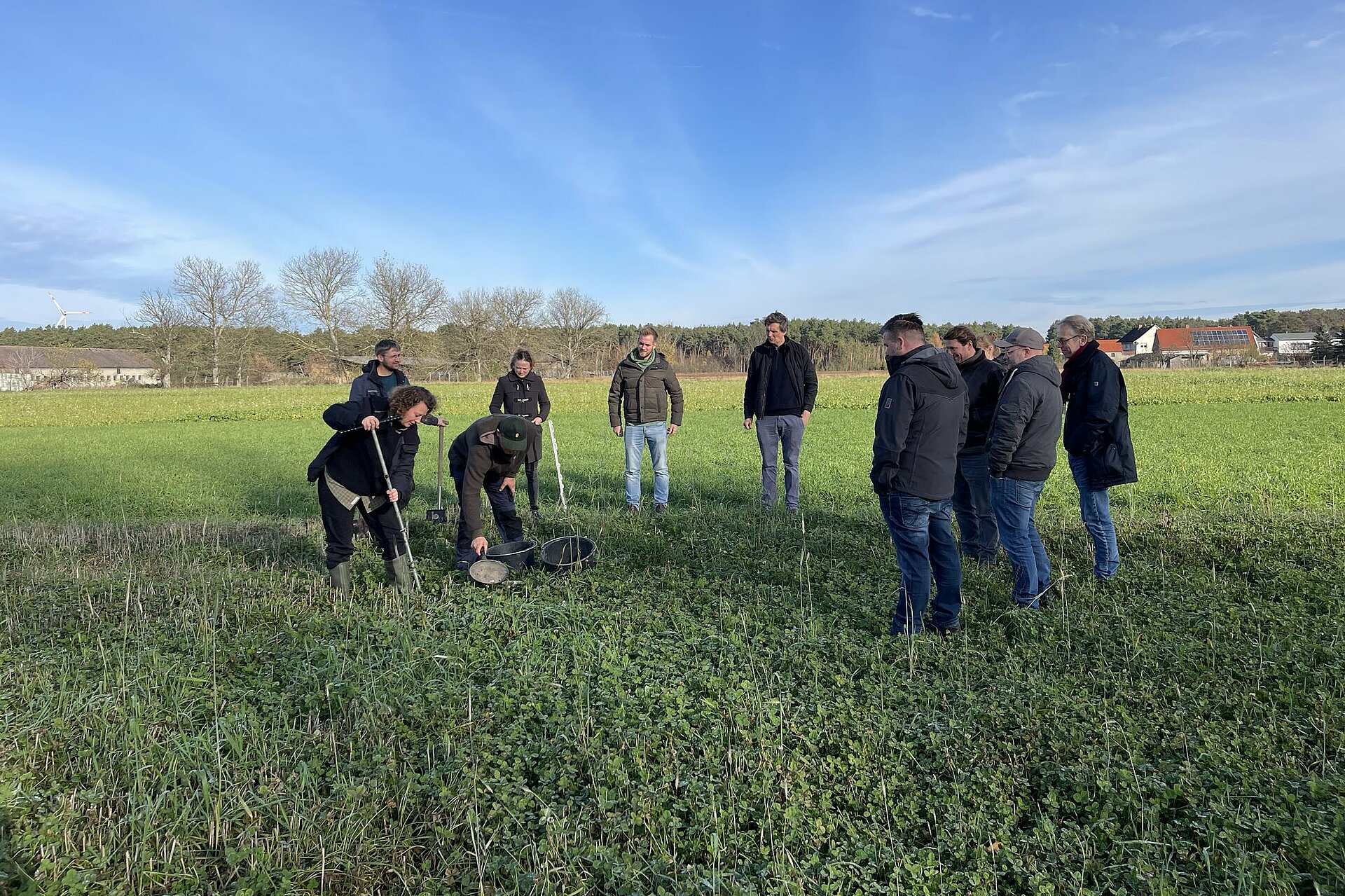 Menschengruppe auf einem Feld.