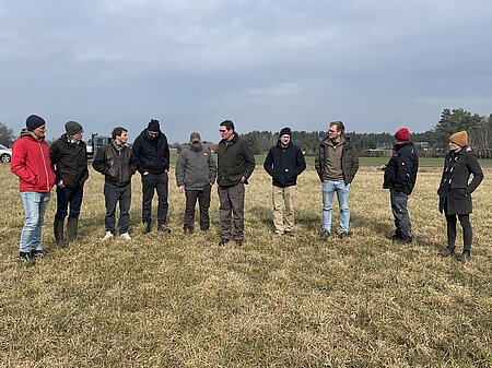 Gruppe Menschen auf einem Feld.