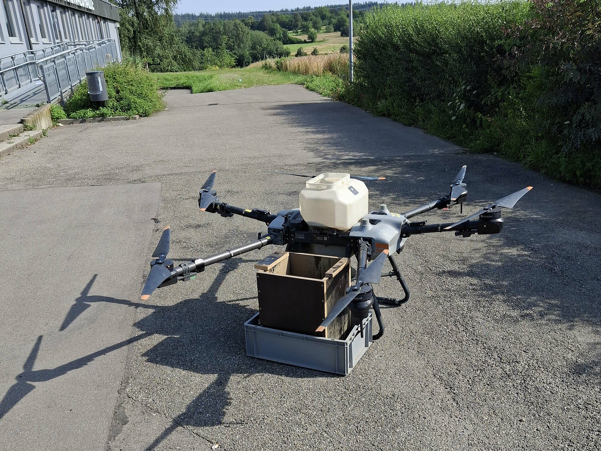 Drohne mit Behälter für Saatgut.