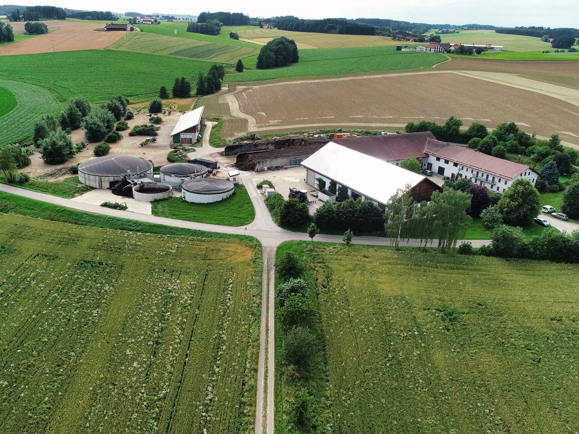 Drohnenaufnahem eines Landwirtschaftsbetrieb mit Biogasanlage.