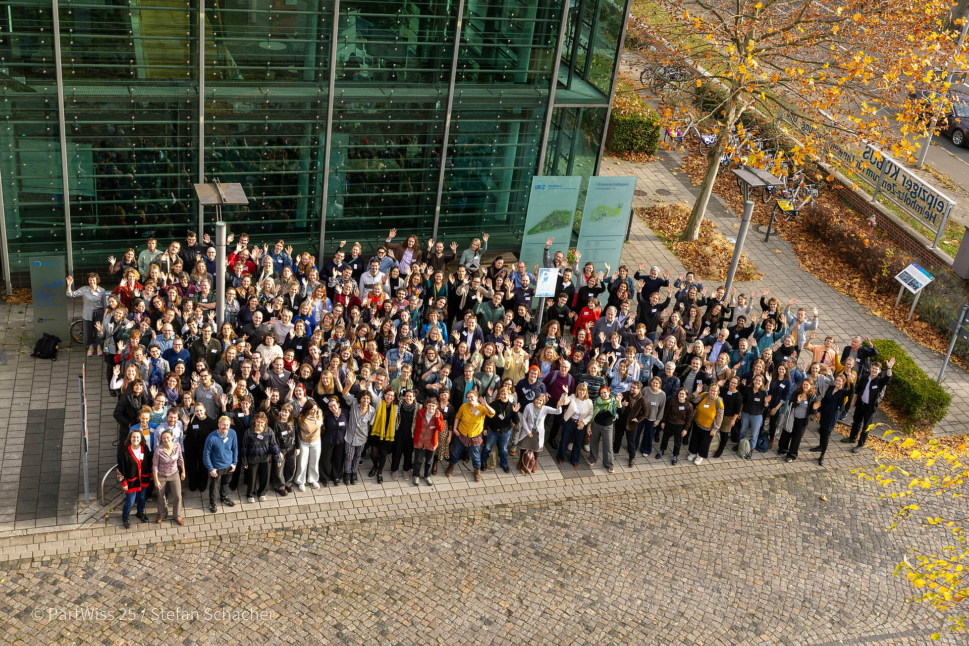 Drohenaufnahme der Teilnehmenden.