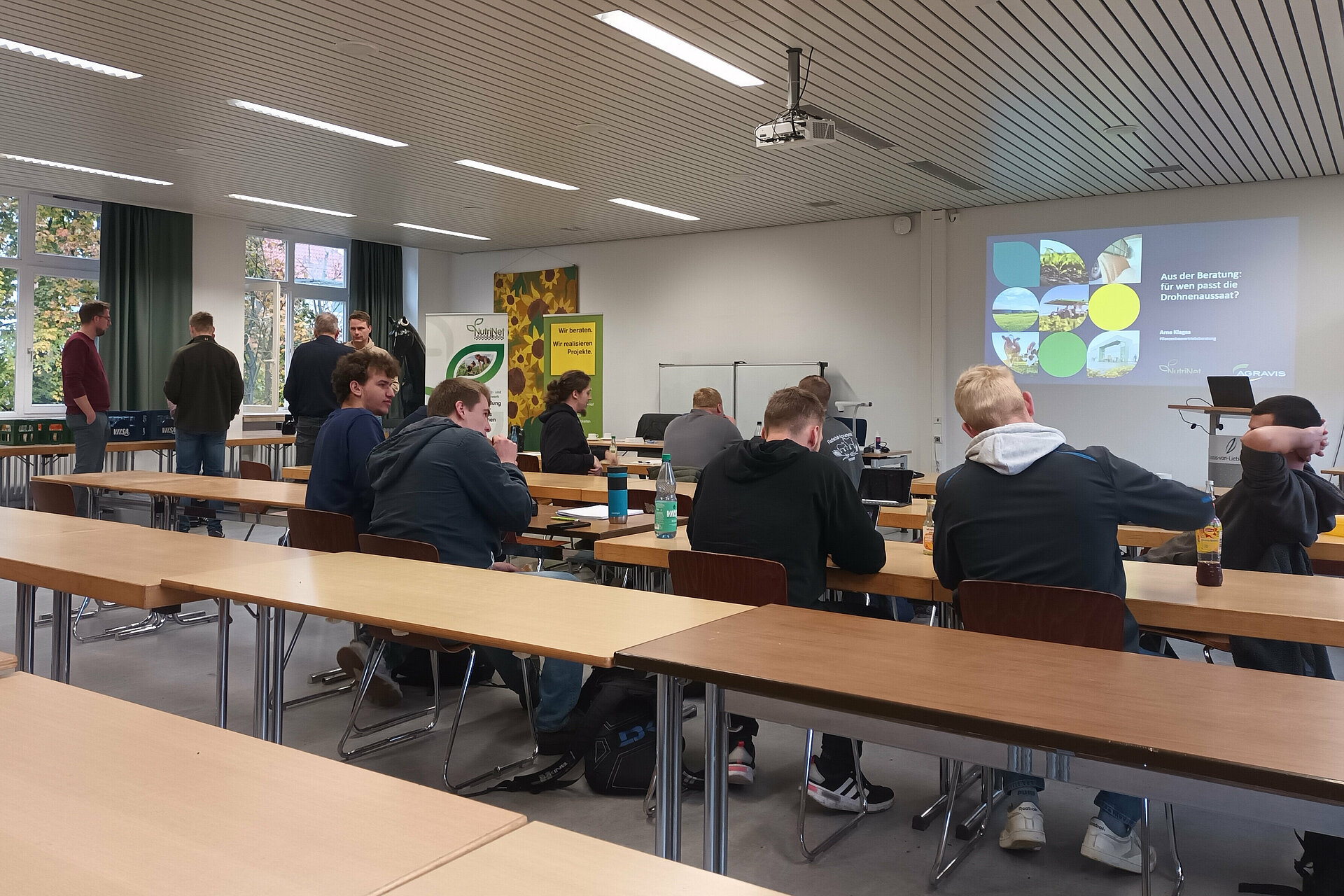 Teilnehmende in einem Schulungsraum.
