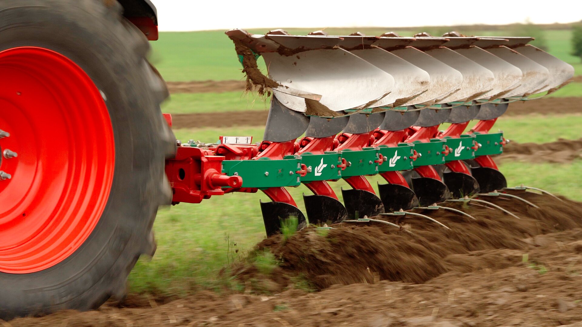 Nahaufnahme eines Schälpflugs in Aktion.