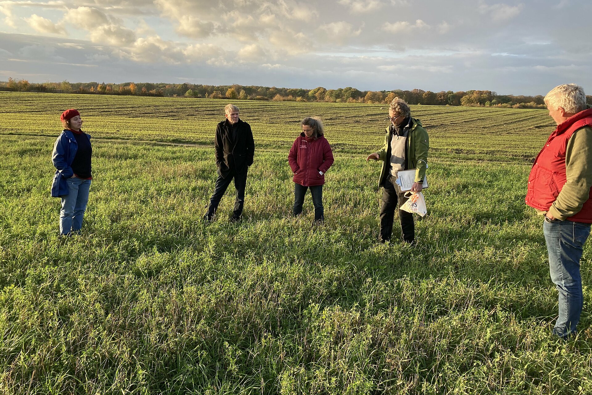 Gruppe von Menschen auf einem Feld. Foto: Jörg John, KÖN