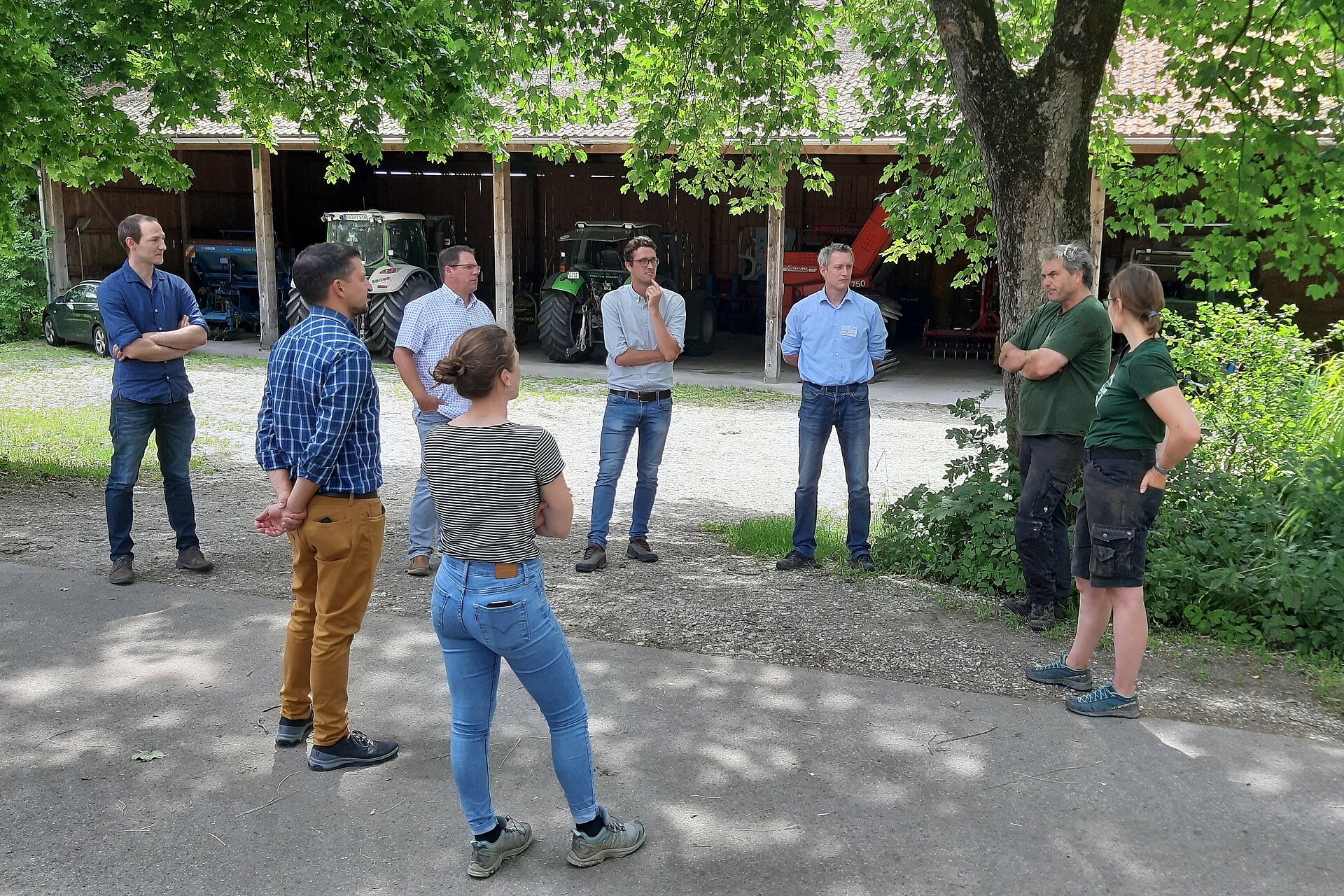 Im Kreis stehende Lehrkräfte werden von Landwirt begrüßt. Foto: Johannes Weiß